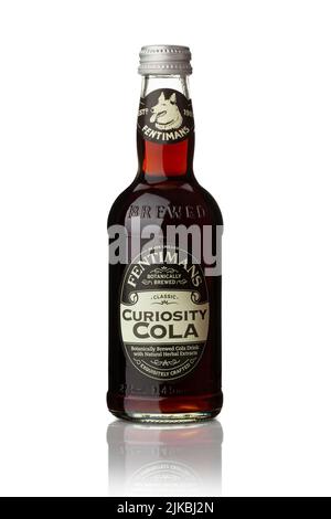 CHISINAU, MOLDAWIEN - 24. Juli 2022: Fentimans Curioity Cola ist die weltweit erste Cola, die durch botanisches Brauen auf weißem Hintergrund gebraut wird. Datei enthält c Stockfoto