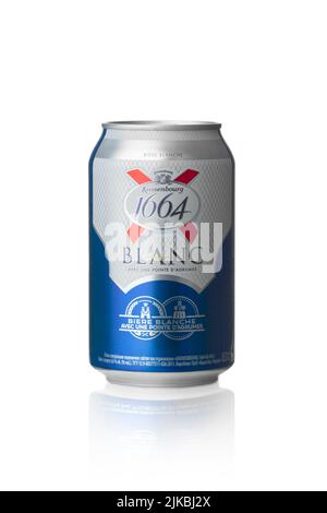 CHISINAU, MOLDAWIEN - 24. Juli 2022: Aluminiumdosenbier Kronenbourg 1664 Blanc auf weißem Hintergrund. Datei enthält Beschneidungspfad. Stockfoto