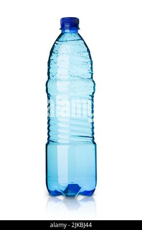 Kunststoff-Mineralwasserflasche isoliert auf weißem Hintergrund . Blauer Kunststoff-Botle. Mit Beschneidungspfad Stockfoto