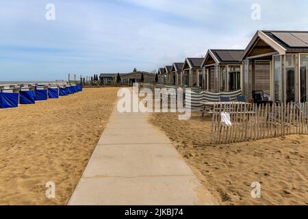 Touristische Attraktionen entlang der Nordseeküste: Vermietung von Chalets und Hütten, Katwijk, Südholland, Niederlande. Stockfoto