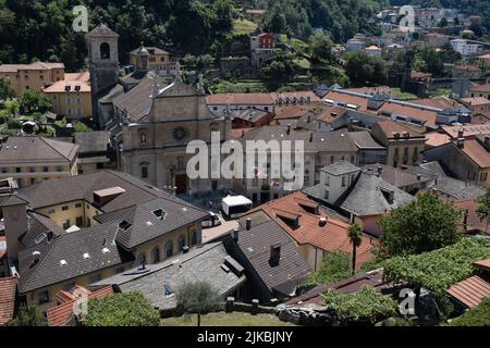 Bellinzona, die Hauptstadt des Schweizer Kantons Tessin, mit Häusern und in der Mitte die Stiftskirche St. Peter und St. Stephan Stockfoto