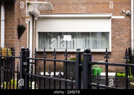 2022-08-01 13:06:19 DEN Bosch - Ein Haus auf dem Stapelen, wo eine frühere Explosion stattgefunden hat. Es ist das zweite Mal in wenigen Tagen, dass es in einem Haus in Den Bosch zu einer Explosion gekommen ist. In der Nacht von Dienstag auf Mittwoch ging ein Sprengstoff in einem Haus auf der Goedenrade los. ANP ROB ENGELAAR niederlande aus - belgien aus Stockfoto