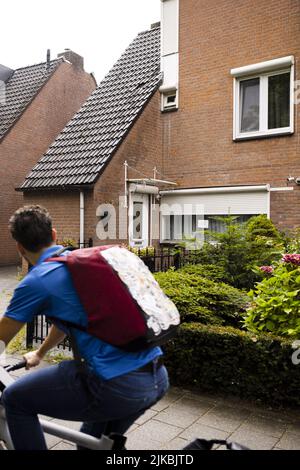 2022-08-01 13:05:53 DEN Bosch - Ein Haus auf dem Stapelen, wo eine frühere Explosion stattgefunden hat. Es ist das zweite Mal in wenigen Tagen, dass es in einem Haus in Den Bosch zu einer Explosion gekommen ist. In der Nacht von Dienstag auf Mittwoch ging ein Sprengstoff in einem Haus auf der Goedenrade los. ANP ROB ENGELAAR niederlande aus - belgien aus Stockfoto