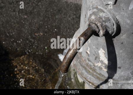 Öffentlicher Trinkbrunnen, die sogenannte nasoni, mit sauberem, frischem Trinkwasser in Rom, Italien. Es hat ein Loch in der Nase, so dass Sie leicht trinken können Stockfoto