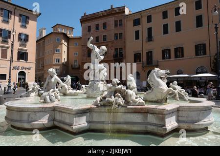 Fontana del Moro (Moorbrunnen) befindet sich am südlichen Ende der Piazza Navona, die von Giacomo della Porta entworfen wurde Stockfoto