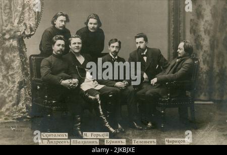 Mitglieder der SREDA 1902: Stepan Gavrilovich Skitalets; Leonid Nikolaiewitsch Andrejew; Feodor Iwanowitsch Chaliapin; Maxim Gorki; Iwan Aleksejewitsch Bunin; Nikolai Dmitrijewitsch Telschow und Jewgeni Nikolajewitsch Chirikow. Alte Vintage-Postkarte des Russischen Reiches, 1902. Stockfoto