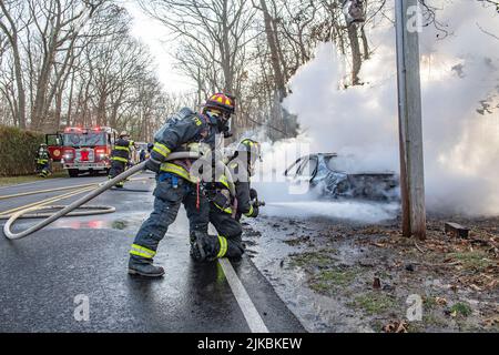 Mitglieder der East Hampton Fire Department löschen um 2:40 Uhr einen Arbeitsbrand in einem scheinbar verlassenen Fahrzeug vor der 404 Accabonac Road Stockfoto