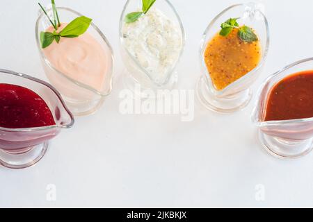 Sauce Sortiment würzig Kochen weißen Hintergrund Stockfoto