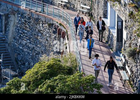 Blick auf die Menschen, die auf der Anita Garibaldi Promenade, einer beliebten Touristenattraktion des Fischerdorfes, Nervi, Genua, Ligurien, Italien, spazieren gehen Stockfoto