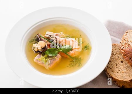 Meeresfrüchte Suppe Rezept verschiedene Schalentiere Teller Brot Stockfoto