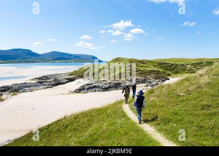 Spaziergänger am Ballinreavy Strand neben dem Sheskinmore Nature Reserve. Sheskinmore bezieht sich auf eine große Fläche von Sanddünen, See und Sumpf, die zwischen Ki liegt Stockfoto