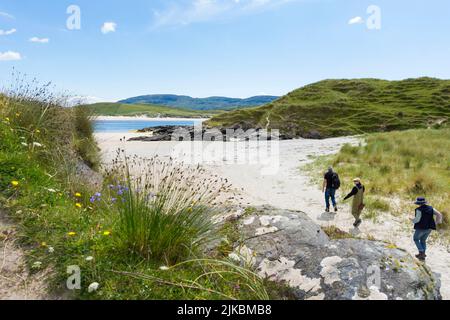 Spaziergänger am Ballinreavy Strand neben dem Sheskinmore Nature Reserve. Sheskinmore bezieht sich auf eine große Fläche von Sanddünen, See und Sumpf, die zwischen Ki liegt Stockfoto