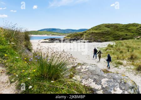 Spaziergänger am Ballinreavy Strand neben dem Sheskinmore Nature Reserve. Sheskinmore bezieht sich auf eine große Fläche von Sanddünen, See und Sumpf, die zwischen Ki liegt Stockfoto