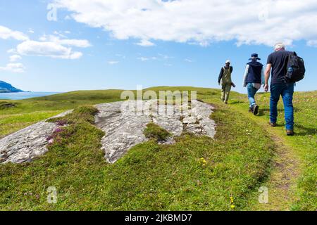 Wanderer auf Sheskinmore Nature Reserve. Sheskinmore bezieht sich auf ein großes Gebiet mit Sanddünen, Seen und Sumpf, das zwischen Kiltooris und Ballinreavy S liegt Stockfoto