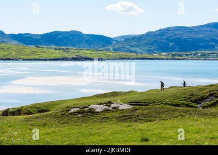 Wanderer auf Sheskinmore Nature Reserve. Sheskinmore bezieht sich auf ein großes Gebiet mit Sanddünen, Seen und Sumpf, das zwischen Kiltooris und Ballinreavy S liegt Stockfoto