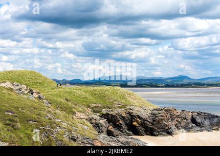 Spaziergänger am Ballinreavy Strand neben dem Sheskinmore Nature Reserve. Sheskinmore bezieht sich auf eine große Fläche von Sanddünen, See und Sumpf, die zwischen Ki liegt Stockfoto