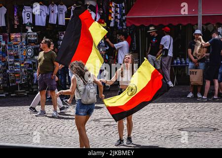 Frankfurt, Deutschland. 01. August 2022. Fans mit Flaggen beim Empfang der deutschen Frauen-Fußballnationalmannschaft nach dem UEFA Womens Euro in England auf dem Römerberg in Frankfurt am Main. (Foto: Norina Toenges/Sports Press Photo/C - EINE STUNDE DEADLINE - NUR FTP AKTIVIEREN, WENN BILDER WENIGER ALS EINE STUNDE ALT sind - Alamy) Credit: SPP Sport Press Photo. /Alamy Live News Stockfoto