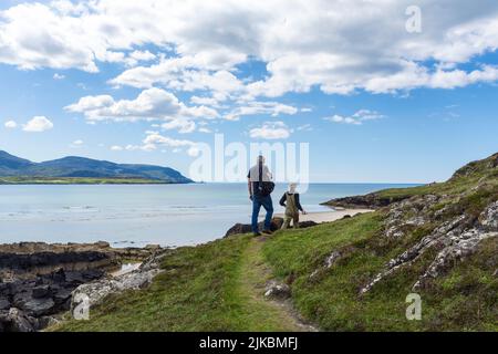 Wanderer auf Sheskinmore Nature Reserve. Sheskinmore bezieht sich auf ein großes Gebiet mit Sanddünen, Seen und Sumpf, das zwischen Kiltooris und Ballinreavy S liegt Stockfoto