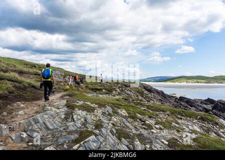 Wanderer auf Sheskinmore Nature Reserve. Sheskinmore bezieht sich auf ein großes Gebiet mit Sanddünen, Seen und Sumpf, das zwischen Kiltooris und Ballinreavy S liegt Stockfoto