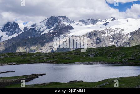 National Parc des Écrins in Frankreich mit La Meije (3984 Meter, links) vom Lac Noir aus gesehen. Stockfoto