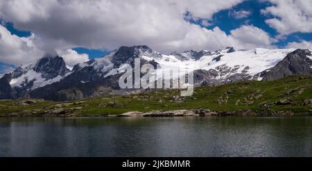 National Parc des Écrins in Frankreich mit La Meije (3984 Meter, links) vom Lac Noir aus gesehen. Stockfoto