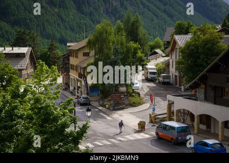 Dorf La Grave (Frankreich) am Fuße des Meije (3984 Meter) im Nationalpark des Écrins. Stockfoto