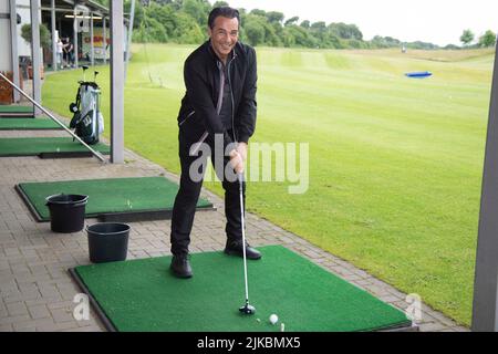 Dortmund, Deutschland. 08.. Juni 2022. Schauspieler Erol SANDER spielt die Rolle von Frank GIESE Pressetermin während der Dreharbeiten zum Golfturnier in der RTL-Vorabendserie ALLES WAS ZAEHLT am 8.. Juli 2022 in Köln © Quelle: dpa/Alamy Live News Stockfoto