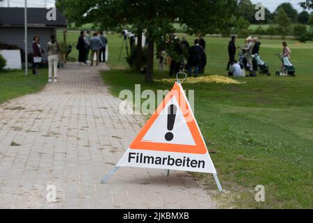 Dortmund, Deutschland. 08.. Juni 2022. Warnschild-FILM FUNKTIONIERT am Set auf dem Golfplatz, Feature, Randmotiv, symbolisches Foto, Pressdatum während der Dreharbeiten zum Golfturnier in der RTL-Abendserie ALLES WAS ZÄHLT, am 8.. Juli 2022 in Köln, © Credit: dpa/Alamy Live News Stockfoto