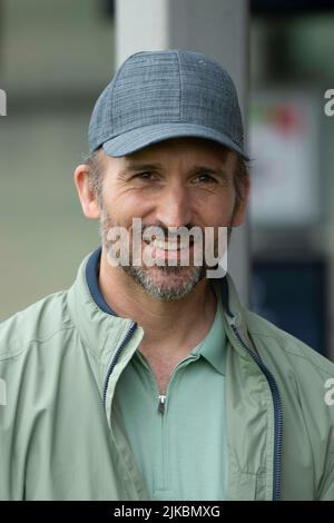 Dortmund, Deutschland. 08.. Juni 2022. Schauspieler Jürgen FISCHER spielt die Rolle des Ruud van de Meer Portrait Porträt beschnitten Einzelbild Einzelbild Pressetermin während der Dreharbeiten zum Golfturnier in der RTL Vorabendserie ALLES WAS ZAEHLT am 08 07 2022 in Köln © Credit: dpa/Alamy Live News Stockfoto