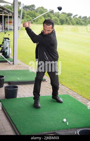 Dortmund, Deutschland. 08.. Juni 2022. Schauspieler Erol SANDER spielt die Rolle von Frank GIESE Pressetermin während der Dreharbeiten zum Golfturnier in der RTL-Vorabendserie ALLES WAS ZAEHLT am 8.. Juli 2022 in Köln © Quelle: dpa/Alamy Live News Stockfoto