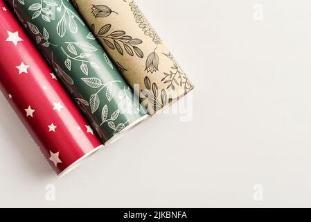 Farbige Geschenkpapierrollen auf weißem Hintergrund, Draufsicht Stockfoto