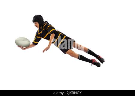 Dynamisches, sportliches Training für Jungen, Jungen, Jungen und Männer, Rugby-Spieler mit Ball isoliert auf weißem Hintergrund. Sport, Team, Studium, Kompetenzkonzept Stockfoto