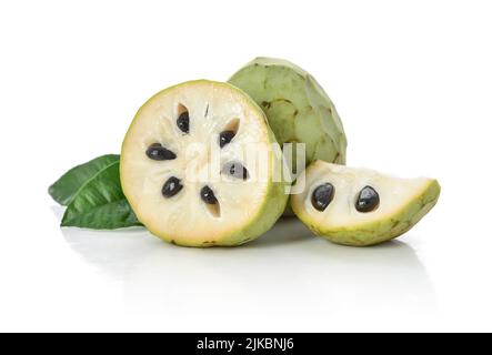 Ganze und teilweise Cherimoya Frucht isoliert auf weißem Hintergrund, Schnittpfad enthalten Stockfoto
