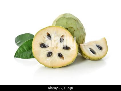 Ganze und teilweise Cherimoya Frucht isoliert auf weißem Hintergrund, Schnittpfad enthalten Stockfoto