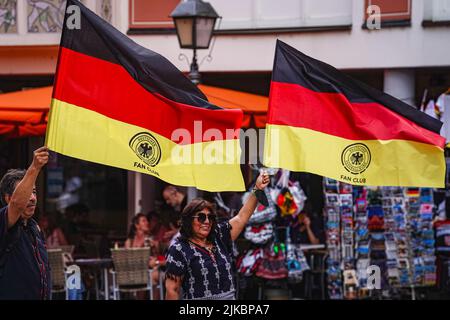 Frankfurt, Deutschland. 01. August 2022. Fans mit Flaggen vor dem Empfang der deutschen Frauen-Fußballnationalmannschaft nach dem UEFA Womens Euro in England auf dem Römerberg in Frankfurt am Main. (Foto: Norina Toenges/Sports Press Photo/C - EINE STUNDE DEADLINE - NUR FTP AKTIVIEREN, WENN BILDER WENIGER ALS EINE STUNDE ALT sind - Alamy) Credit: SPP Sport Press Photo. /Alamy Live News Stockfoto