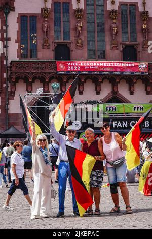 Frankfurt, Deutschland. 01. August 2022. Fans von Deutschland mit Flaggen vor dem Empfang der deutschen Frauen-Fußballnationalmannschaft nach dem UEFA Womens Euro in England auf dem Römerberg in Frankfurt am Main. (Foto: Norina Toenges/Sports Press Photo/C - EINE STUNDE DEADLINE - NUR FTP AKTIVIEREN, WENN BILDER WENIGER ALS EINE STUNDE ALT sind - Alamy) Credit: SPP Sport Press Photo. /Alamy Live News Stockfoto