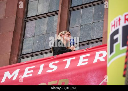 Frankfurt, Deutschland. 01. August 2022. Die ehemalige Spielerin Nia Küenzer bei einem Interview vor dem Empfang der deutschen Fußballnationalmannschaft der Frauen nach dem UEFA Womens Euro in England auf dem Balkon des Rathauses Römer in Frankfurt am Main. (Foto: Norina Toenges/Sports Press Photo/C - EINE STUNDE DEADLINE - NUR FTP AKTIVIEREN, WENN BILDER WENIGER ALS EINE STUNDE ALT sind - Alamy) Credit: SPP Sport Press Photo. /Alamy Live News Stockfoto