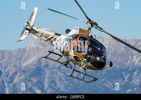 Zell am See, Österreich - 14. Oktober 2017: Kommerzieller Hubschrauber auf Flughafen und Flugplatz. Rotorcraft. Allgemeine Luftfahrtindustrie. Transport von öffentlichen Versorgungsunternehmen Stockfoto