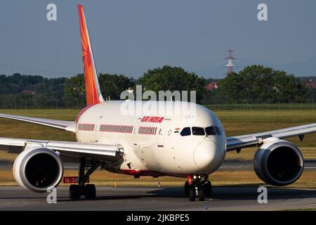 Wien, Österreich - 20. Mai 2018: Air India Boeing 787-8 Dreamliner VT-ANA Passagierflugzeug Ankunft und Landung am Flughafen Wien Stockfoto