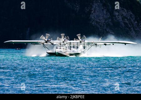 Sankt Wolfgang, Österreich - 5. Juli 2014: Oldtimer-Passagier-Wasserflugzeug. Der kalte Krieg und die Luftfahrt im Weltkrieg. Airshow-Anzeige. Gealterte kommerzielle amphibische Luft Stockfoto