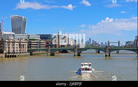 Silver Bonito Boot, fährt nach Osten in Richtung London Bridge und City of London, England, Großbritannien Stockfoto