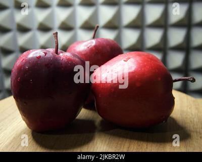 Drei große rote Äpfel. Früchte aus nächster Nähe. Red Chief Äpfel. Stockfoto