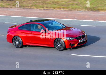 2019 Red BMW M4 Competition Package S-A M Twin Power Turbo DCT 520D M SPORT 2979 ccm Benzin-Coupé; bewegt, gefahren, in Bewegung, unterwegs auf der Autobahn M6, Großbritannien Stockfoto