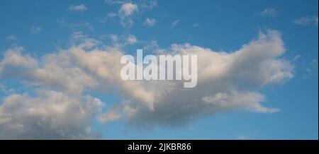 Schöne Wolkenbildung in hellblauem Himmel Panorama Stockfoto