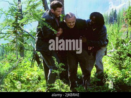 Alec Baldwin, Anthony Hopkins & Harold Perrineau Film: The Edge (1997) Charaktere: Robert Green,Charles Morse & Stephen Regie: Lee Tamahori 06. September 1997 **WARNUNG** Dieses Foto ist nur für redaktionelle Verwendung bestimmt und unterliegt dem Copyright von 20 CENTURY FOX und/oder des Fotografen, der von der Film- oder Produktionsfirma beauftragt wurde und darf nur durch Publikationen im Zusammenhang mit der Bewerbung des oben genannten Films reproduziert werden. Eine obligatorische Gutschrift an 20 CENTURY FOX ist erforderlich. Der Fotograf sollte auch bei Bekanntwerden des Fotos gutgeschrieben werden. Ohne schriftliche Genehmigung des Film Comp kann keine kommerzielle Nutzung gewährt werden Stockfoto