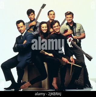 Tom Hanks, Johnathon Schaech, Liv Tyler, Tom Everett Scott & Steve Zahn Film: That Thing You Do (1996) Charaktere: Mr. White,Jimmy Mattingly,Faye Dolan,Guy Patterson & Lenny Haise Regie: Tom Hanks 14. September 1996 **WARNUNG** Dieses Foto ist nur für redaktionelle Verwendung bestimmt und unterliegt dem Copyright von 20. CENTURY FOX und/oder des Fotografen, der von der Film- oder Produktionsfirma beauftragt wurde und darf nur von Publikationen im Zusammenhang mit der Bewerbung des oben genannten Films reproduziert werden. Eine obligatorische Gutschrift an 20. CENTURY FOX ist erforderlich. Der Fotograf sollte auch bei Bekanntwerden des Fotos gutgeschrieben werden. Kein kommerzielles US Stockfoto