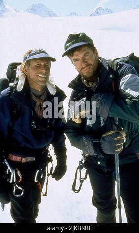 Peter Horton & Christopher McDonald Film: Into Thin Air:Death on Everest (TV-Film) Charaktere: Scott Fischer & Jon Krakauer USA/CZ 1997, Regie: Robert Markowitz 09. November 1997 **WARNUNG** Dieses Foto ist nur für den redaktionellen Gebrauch bestimmt und unterliegt dem Copyright von COLUMBIA TRISTAR und/oder des Fotografen, der von der Film- oder Produktionsfirma beauftragt wurde, und kann nur von Publikationen im Zusammenhang mit der Bewerbung des oben genannten Films reproduziert werden. Eine obligatorische Gutschrift an COLUMBIA TRISTAR ist erforderlich. Der Fotograf sollte auch bei Bekanntwerden des Fotos gutgeschrieben werden. Ohne schriftliche Genehmigung kann keine kommerzielle Nutzung gewährt werden Stockfoto