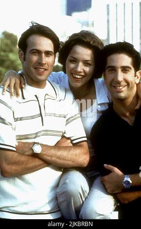 Jason Lee, Mili Avital & David Schwimmer Film: Kissing A Fool (1998) Charaktere: Jay Murphy,Samantha Andrews & Max Abbitt Regie: Doug Ellin 27 February 1998 **WARNUNG** Dieses Foto ist nur für den redaktionellen Gebrauch bestimmt und unterliegt dem Copyright von LARGO und/oder dem Fotografen, der von der Film- oder Produktionsfirma beauftragt wurde, und kann nur von Publikationen im Zusammenhang mit der Bewerbung des oben genannten Films reproduziert werden. Eine obligatorische Gutschrift an LARGO ist erforderlich. Der Fotograf sollte auch bei Bekanntwerden des Fotos gutgeschrieben werden. Ohne schriftliche Genehmigung der Film Company kann keine kommerzielle Nutzung gewährt werden. Stockfoto