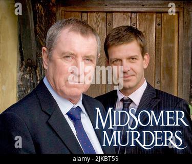 John Nettles & Jason Hughes Television: Midsomer Murders (TV-Serie) Charaktere: DCI Tom Barnaby, DS Ben Jones UK 1997-, 23. März 1997 **WARNUNG** Dieses Foto ist nur für redaktionelle Zwecke bestimmt und unterliegt dem Copyright von ITV und/oder dem von der Film- oder Produktionsgesellschaft beauftragten Fotografen und kann nur durch Publikationen im Zusammenhang mit der Bewerbung des oben genannten Films reproduziert werden. Eine obligatorische Gutschrift an ITV ist erforderlich. Der Fotograf sollte auch bei Bekanntwerden des Fotos gutgeschrieben werden. Ohne schriftliche Genehmigung der Film Company kann keine kommerzielle Nutzung gewährt werden. Stockfoto