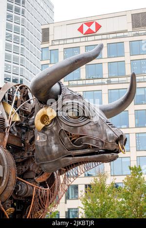 Der „Raging Bull“ in Birmingham, der bei der Eröffnungszeremonie der Commonwealth Games 2022 in Birmingham zu sehen war. Der Stier wurde in das Zentrum von Birmingham verlegt, so dass die Öffentlichkeit ihn nun während der Commonwealth Games auf dem Centenary Square sehen kann. Die Menschen in Birmingham versuchen, es dauerhaft zu behalten und planen, es nach dem Ende der Spiele neu zu benennen. Stockfoto